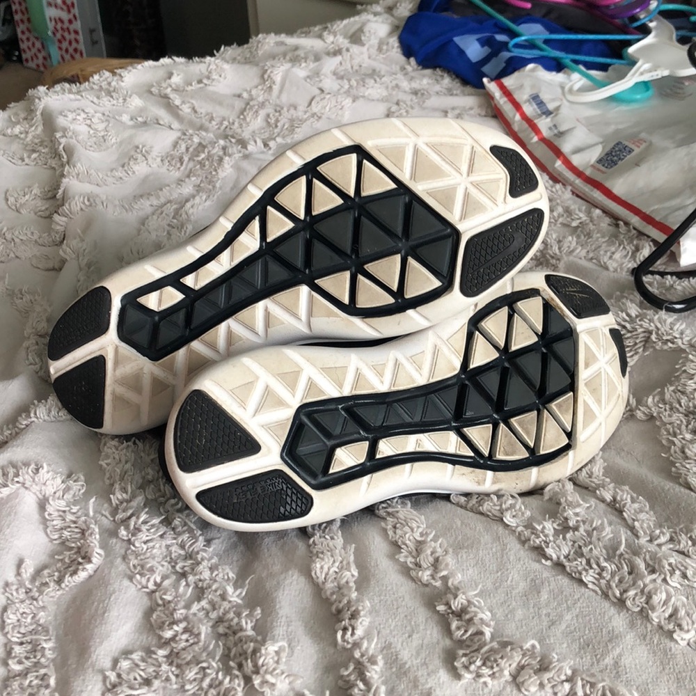 black nike sneakers - Picture 3 of 4